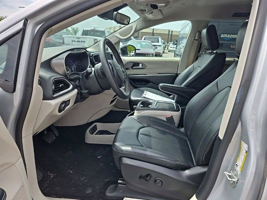 Used 2024 Chrysler Pacifica Touring-L FWD image 16