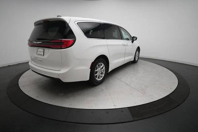 Certified 2024 Chrysler Pacifica Touring-L image 35