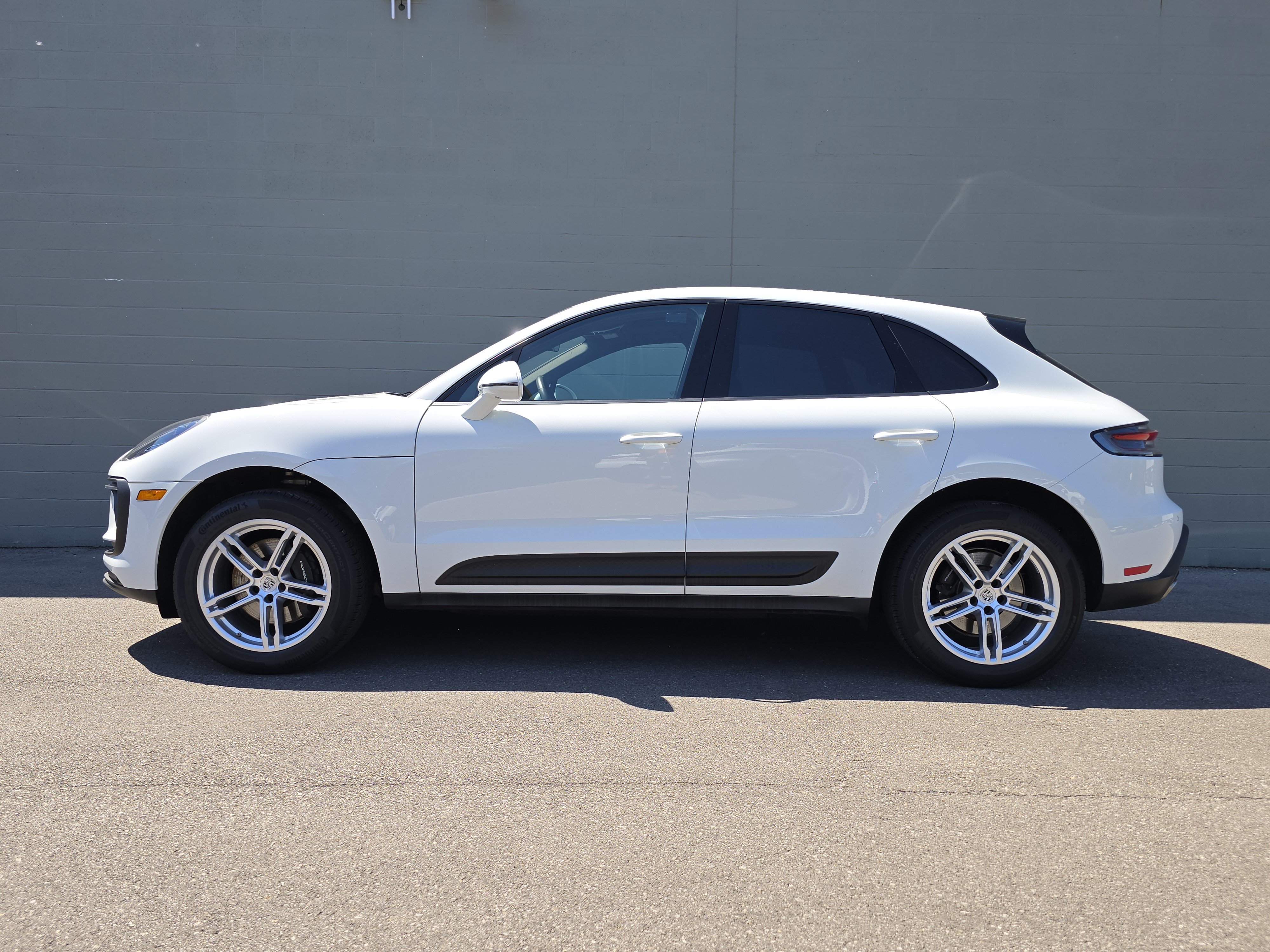 Certified 2023 Porsche Macan AWD/4WD image 2