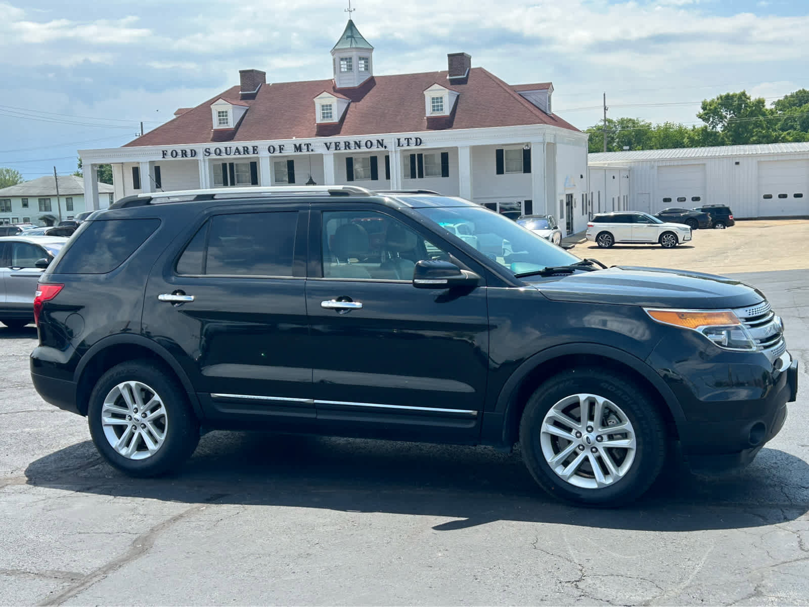 Used 2015 Ford Explorer XLT w/ Equipment Group 202A AWD/4WD image 4