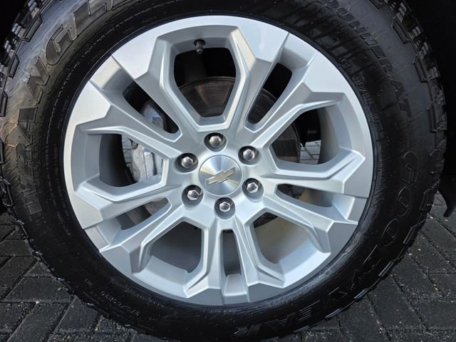 Used 2023 Chevrolet Silverado 1500 LTZ w/ LTZ Convenience Package II AWD/4WD image 7