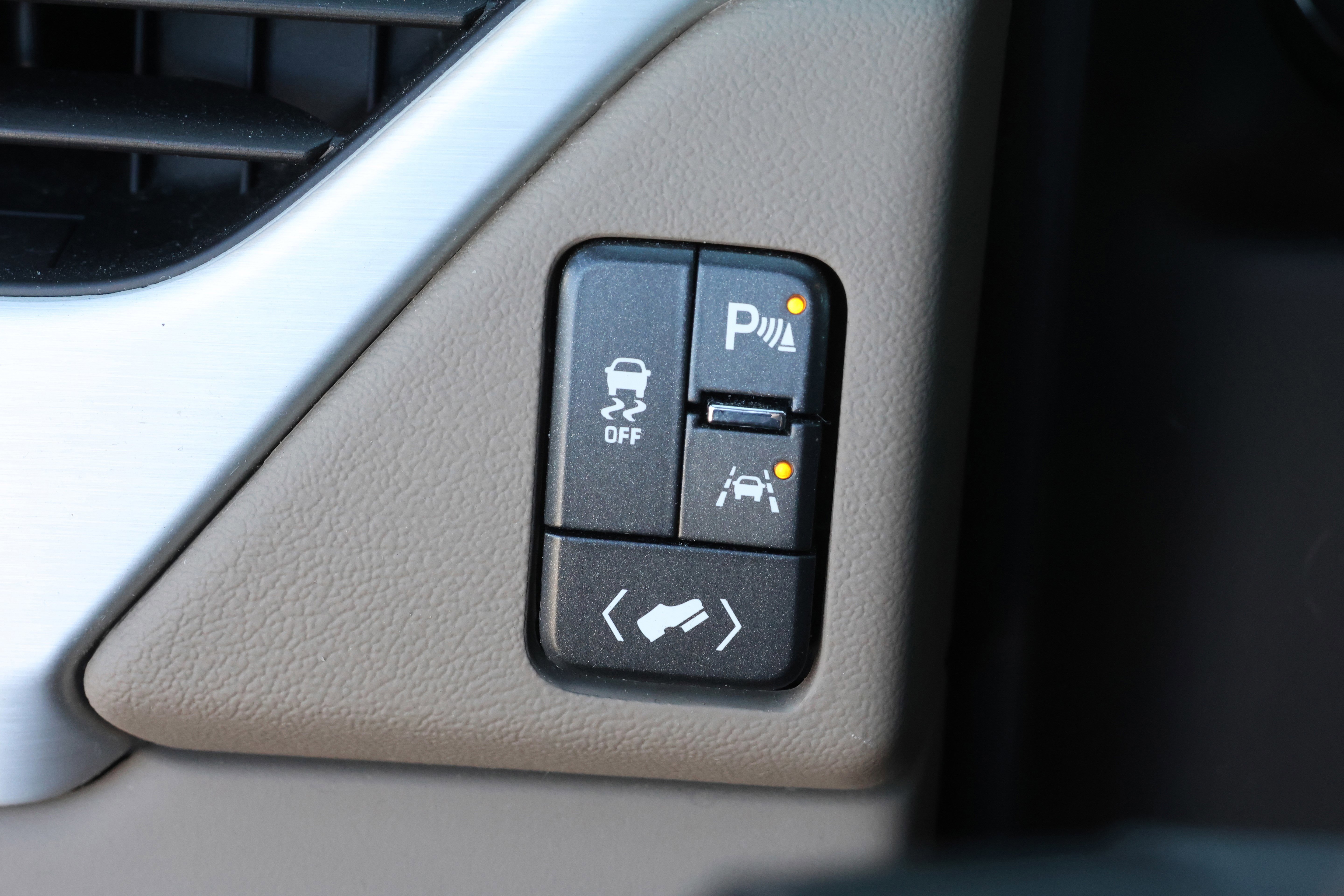 Used 2018 GMC Yukon SLT w/ Open Road Package image 17