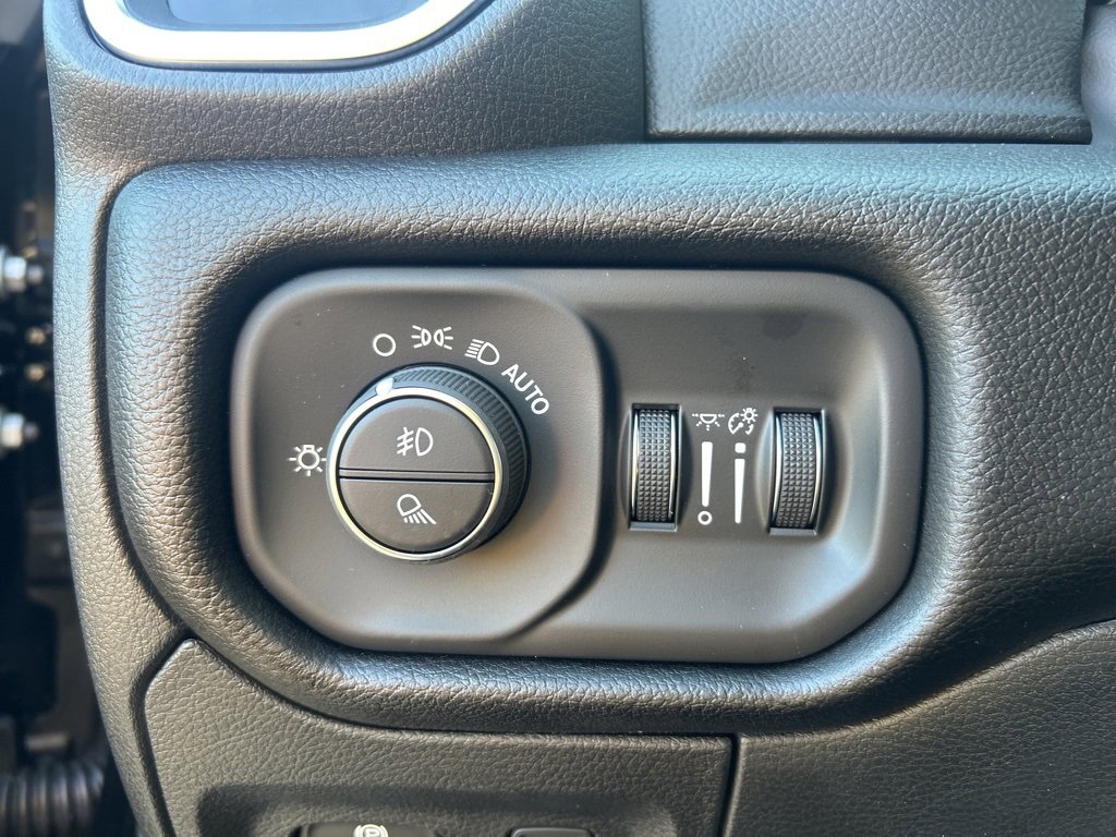 New 2026 RAM 1500 4x4 Crew Cab image 21
