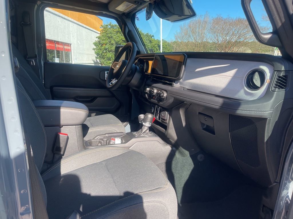 Used 2025 Jeep Wrangler Unlimited Sahara AWD/4WD image 17