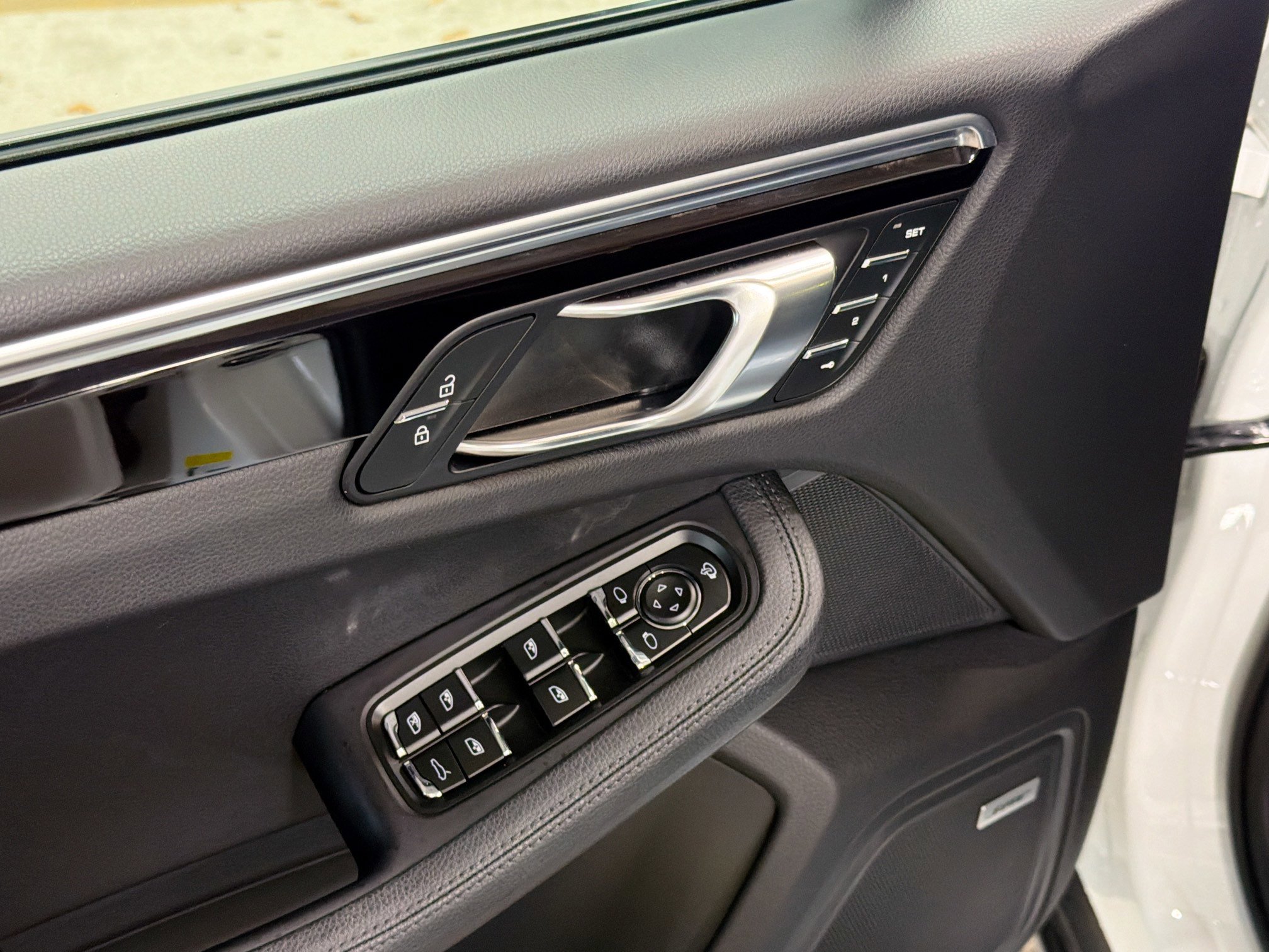 Certified 2023 Porsche Macan AWD/4WD image 23