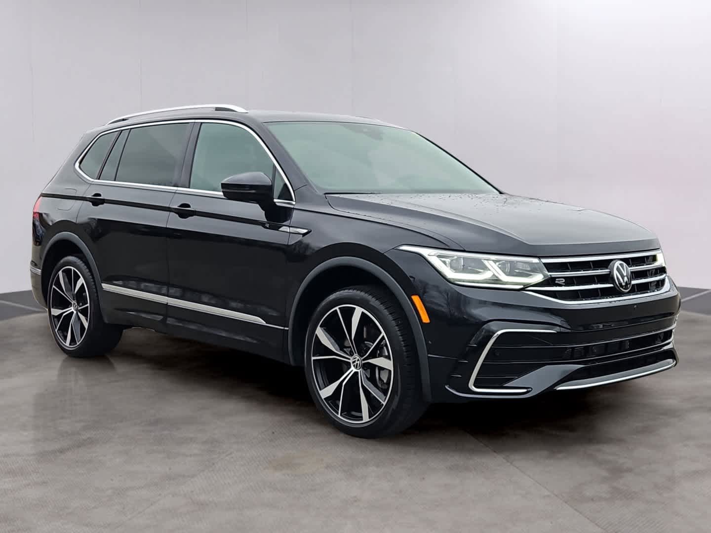 Certified 2023 Volkswagen Tiguan SEL R-Line AWD/4WD image 3
