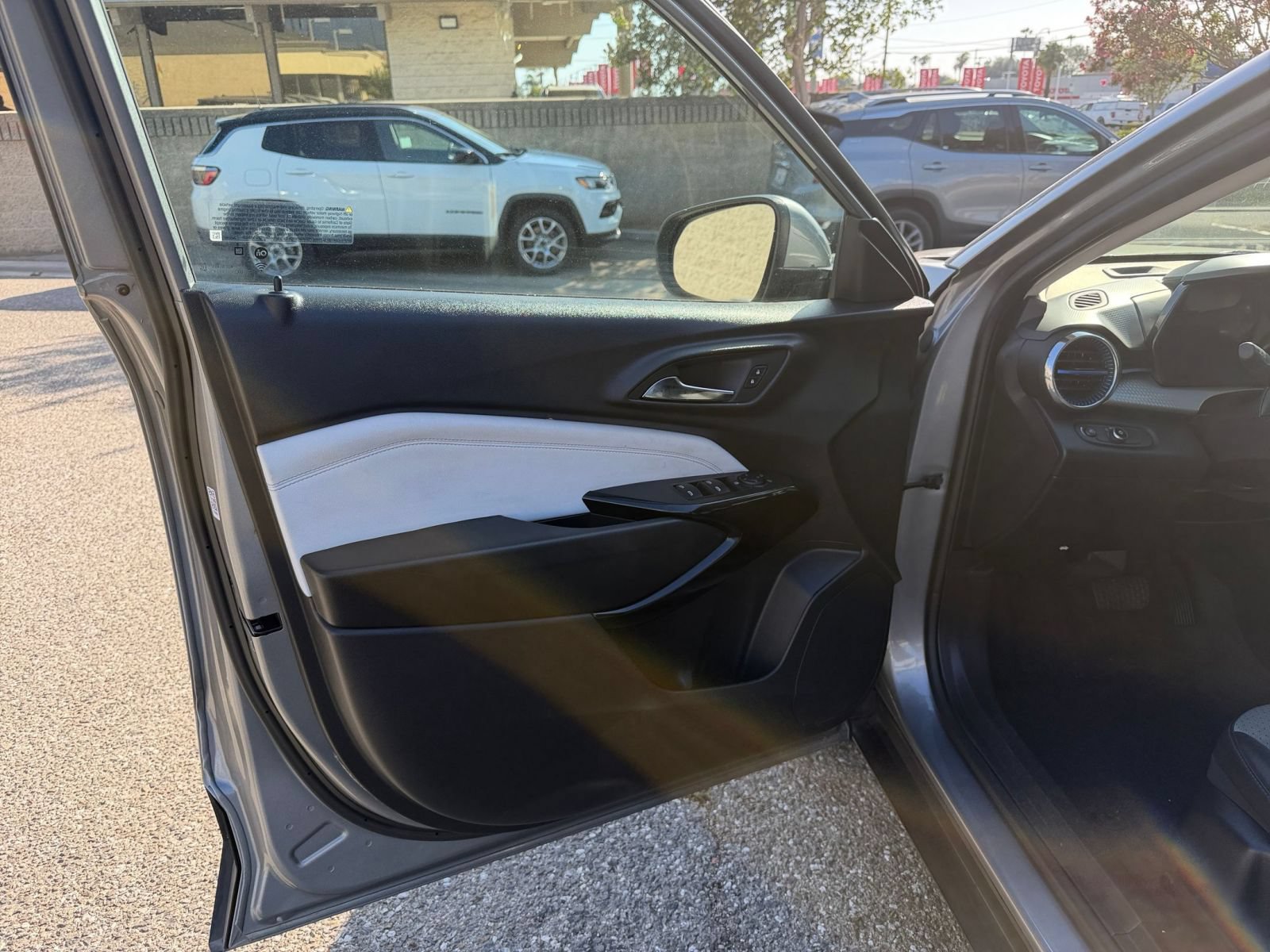 Used 2025 Chevrolet Trax LT FWD image 18