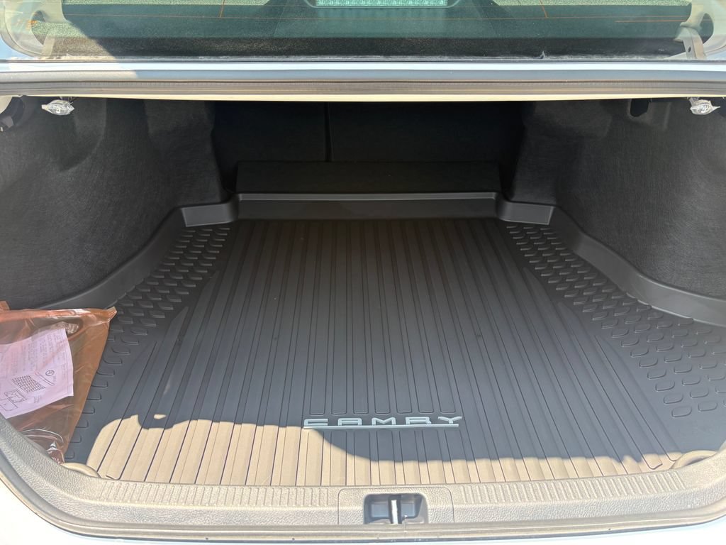 New 2026 Toyota Camry Hybrid FWD image 10