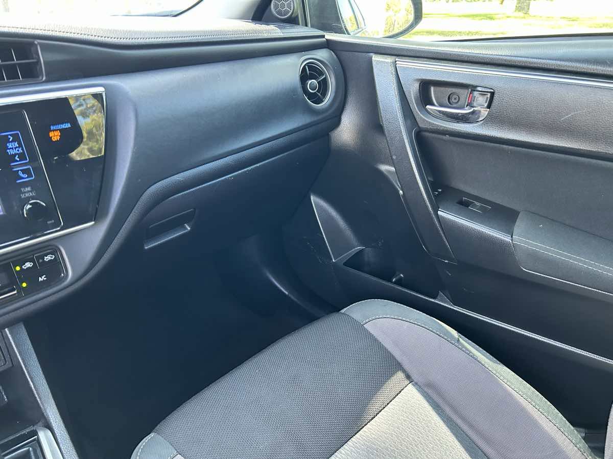 Used 2018 Toyota Corolla LE FWD image 15