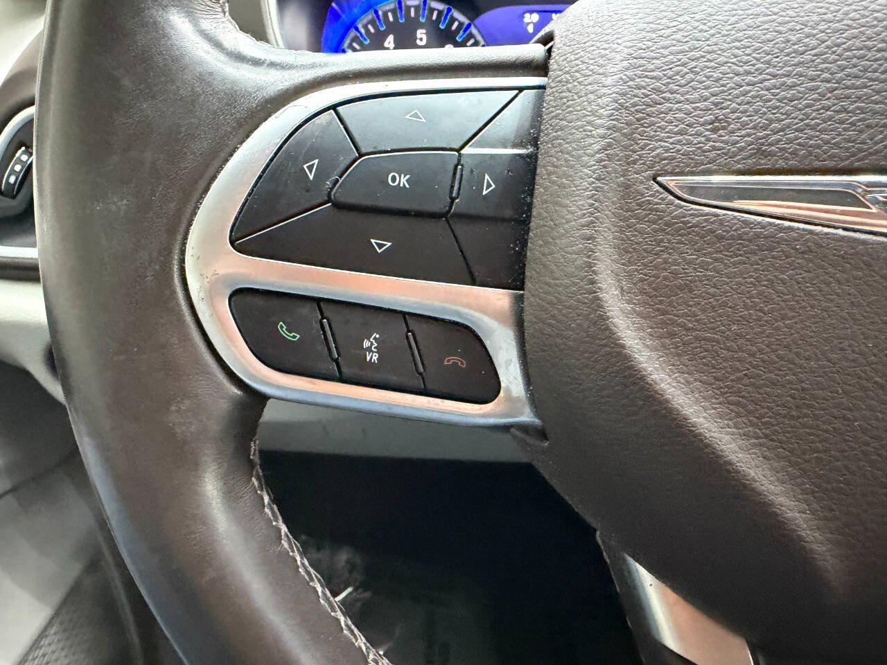 Used 2017 Chrysler Pacifica Touring-L Plus w/ Advanced Safetytec Group FWD image 22
