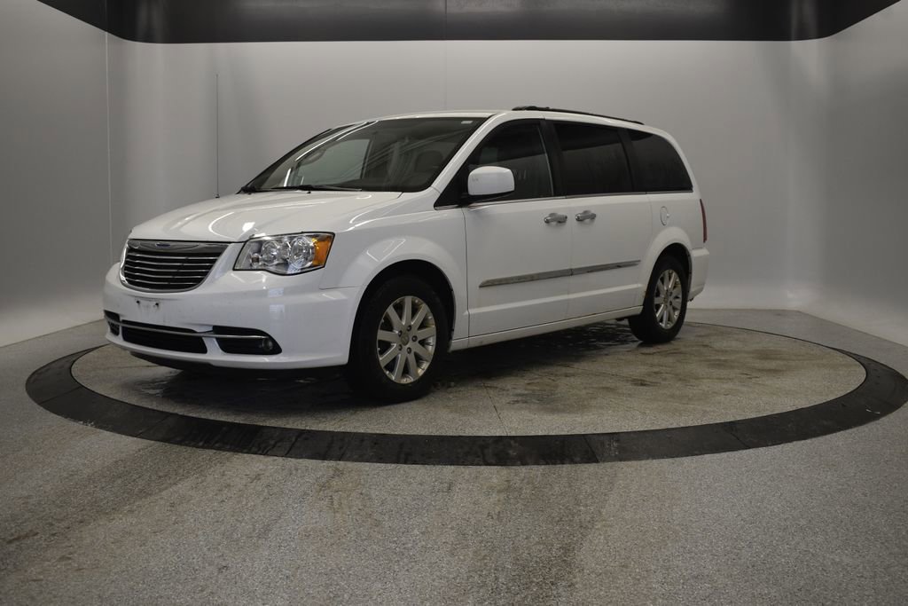 Used 2015 Chrysler Town & Country Touring w/ Driver Convenience Group image 2