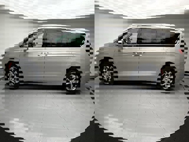 Used 2020 Chrysler Pacifica Touring image 2