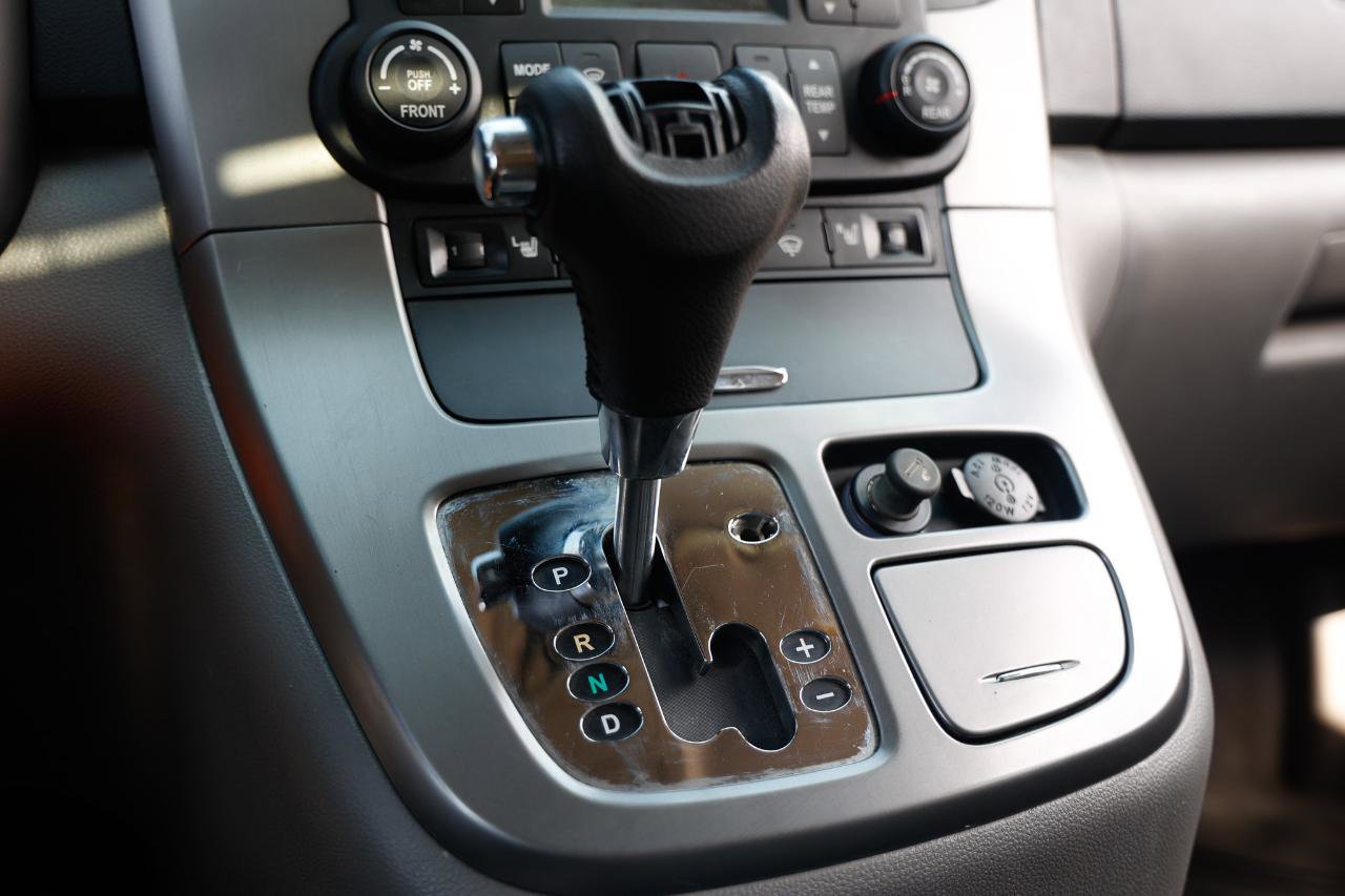 Used 2007 Hyundai Entourage Limited image 34