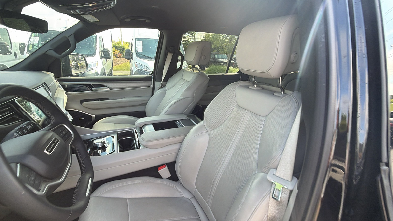 Used 2025 Jeep Wagoneer L 4WD image 17