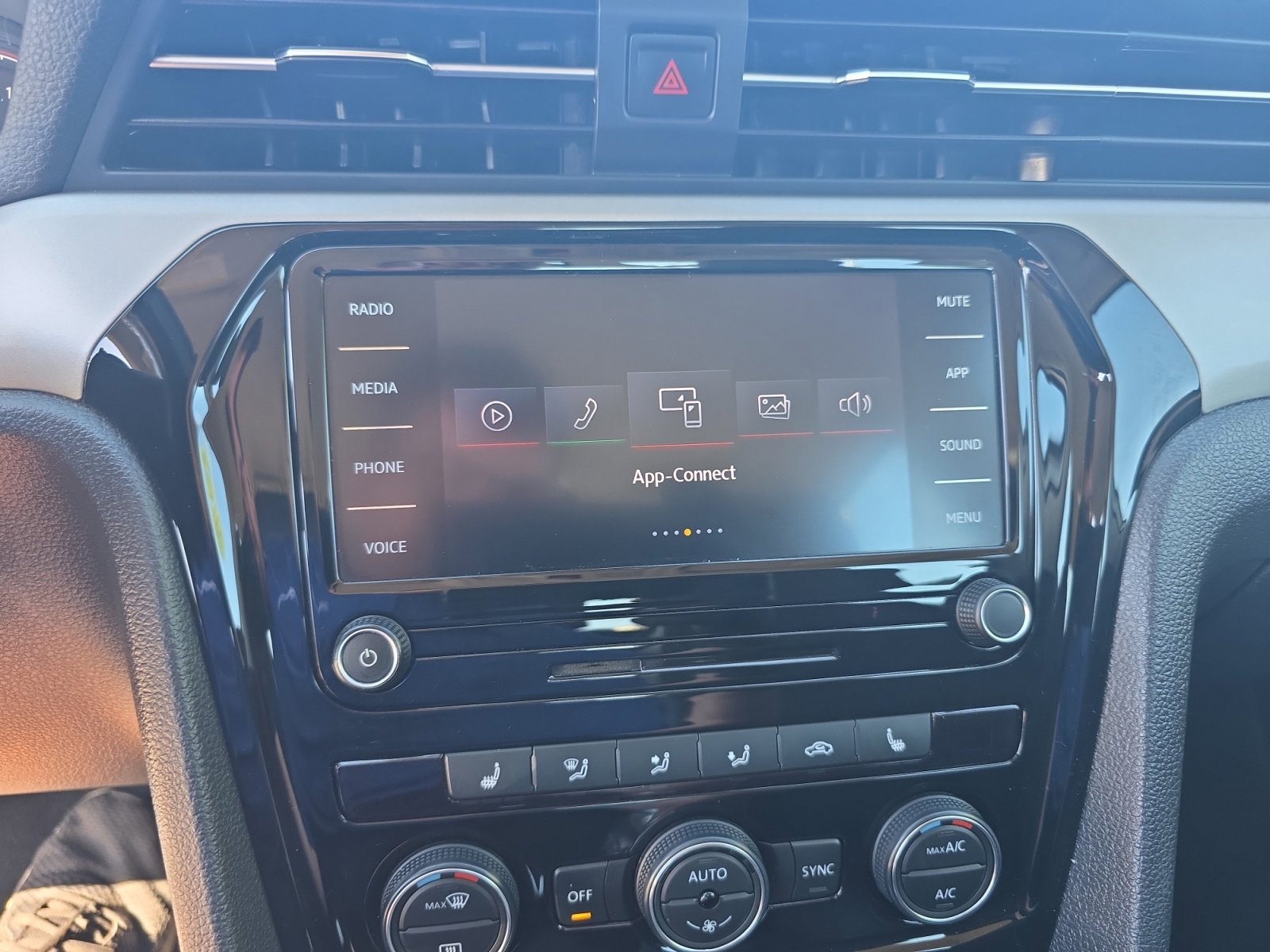 Used 2020 Volkswagen Passat 2.0T SE image 28