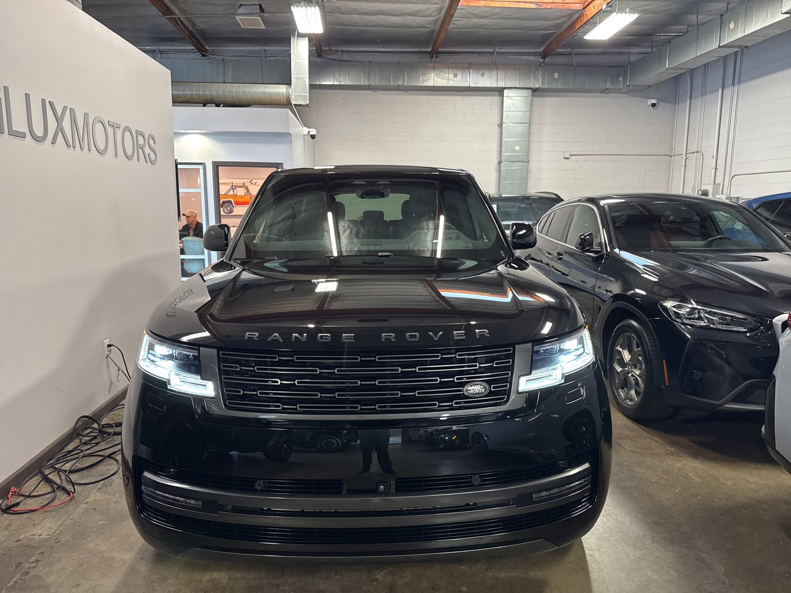 Used 2024 Land Rover Range Rover SE image 2