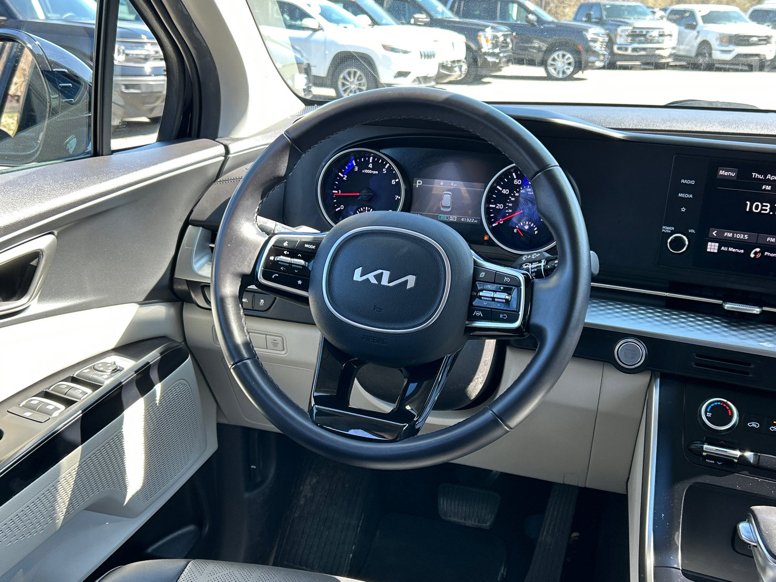Used 2024 Kia Carnival LX FWD image 23
