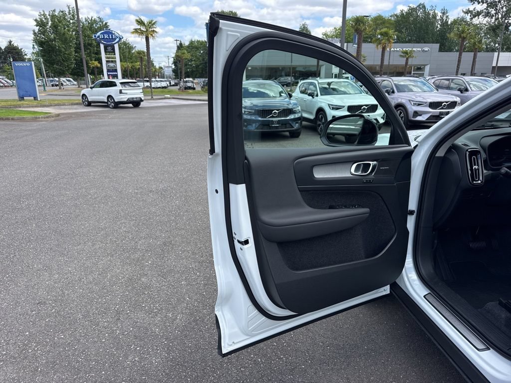 New 2026 Volvo XC40 B5 Plus w/ Climate Package AWD/4WD image 10