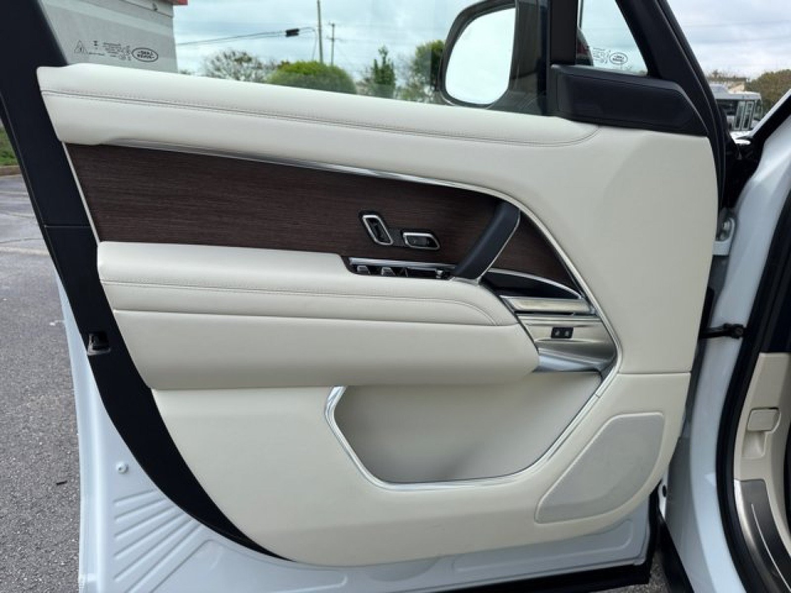 Certified 2025 Land Rover Range Rover SE AWD/4WD image 20