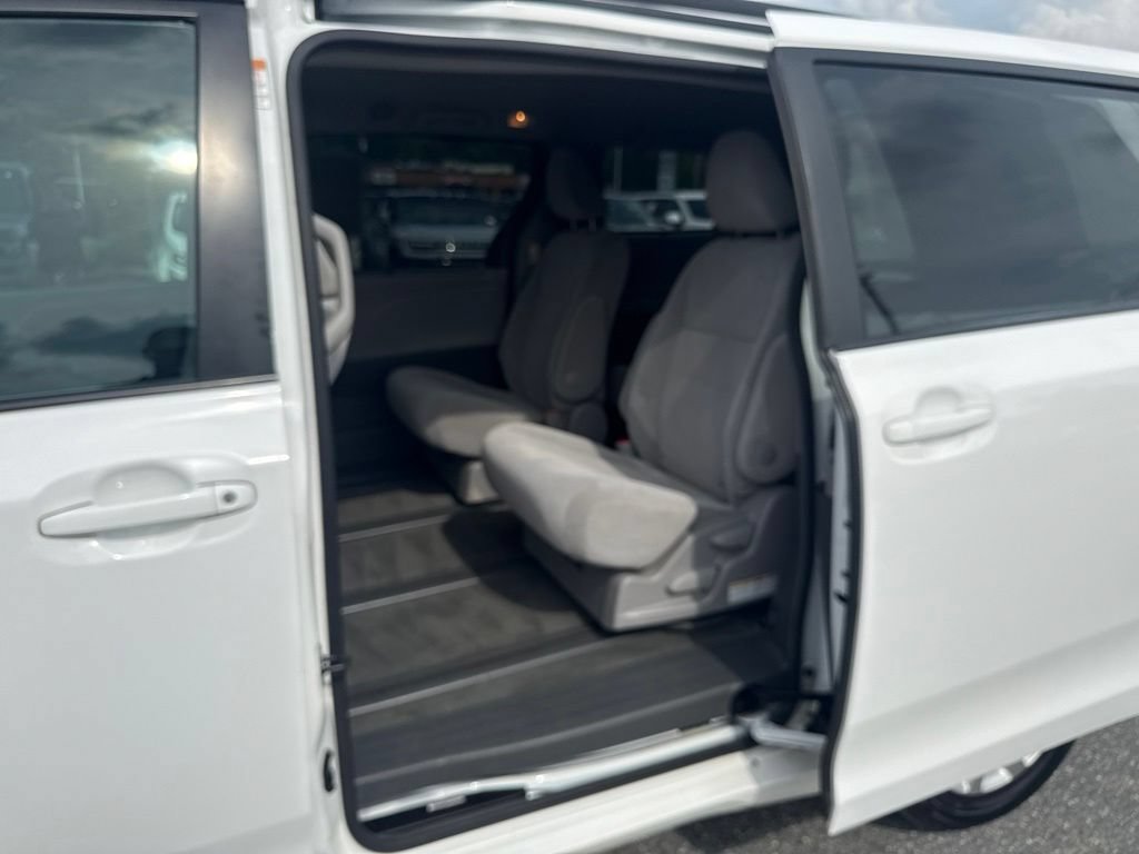 Used 2015 Toyota Sienna LE AWD/4WD image 21