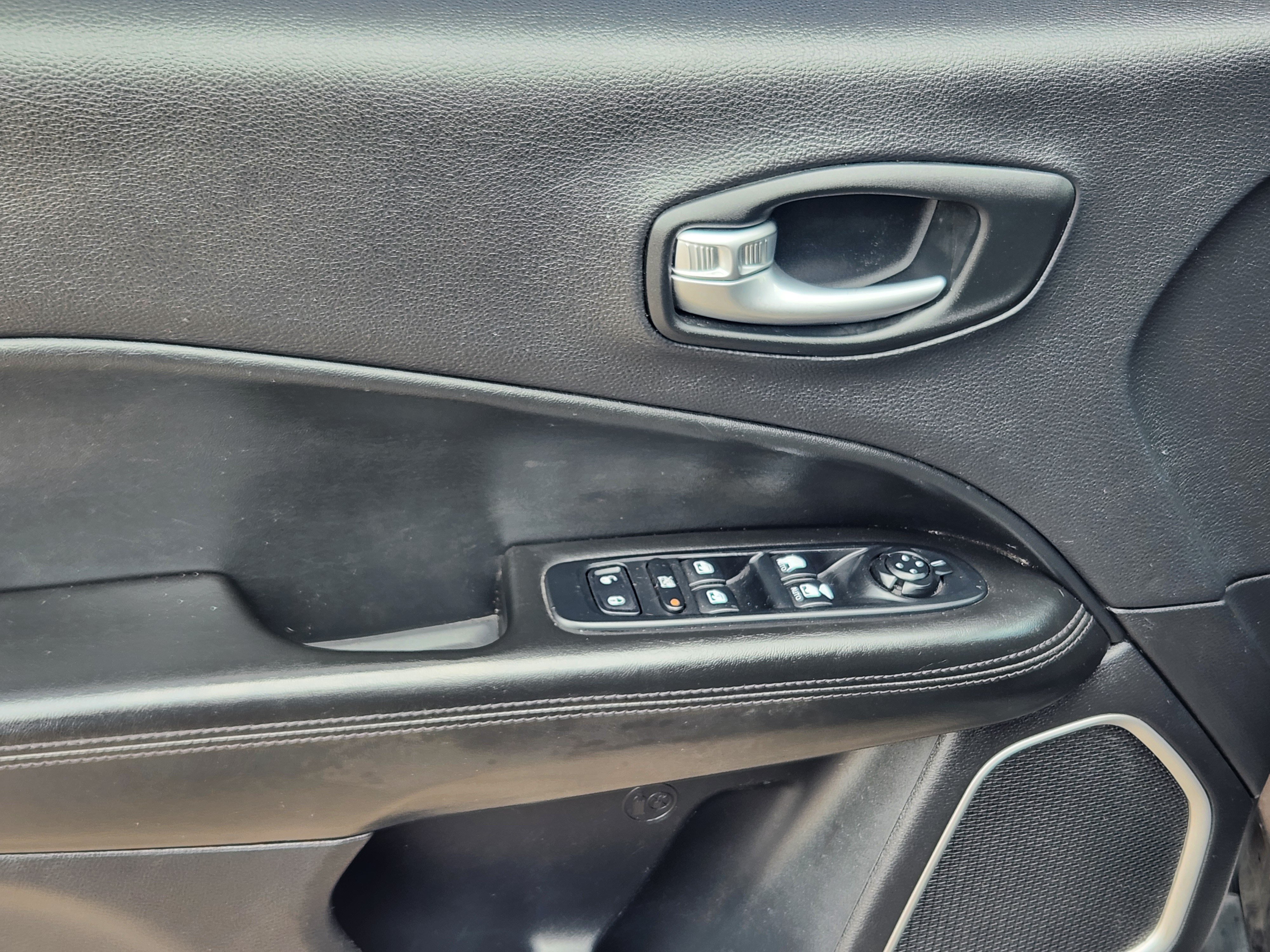 Used 2018 Jeep Compass Latitude w/ Popular Equipment Group AWD/4WD image 18