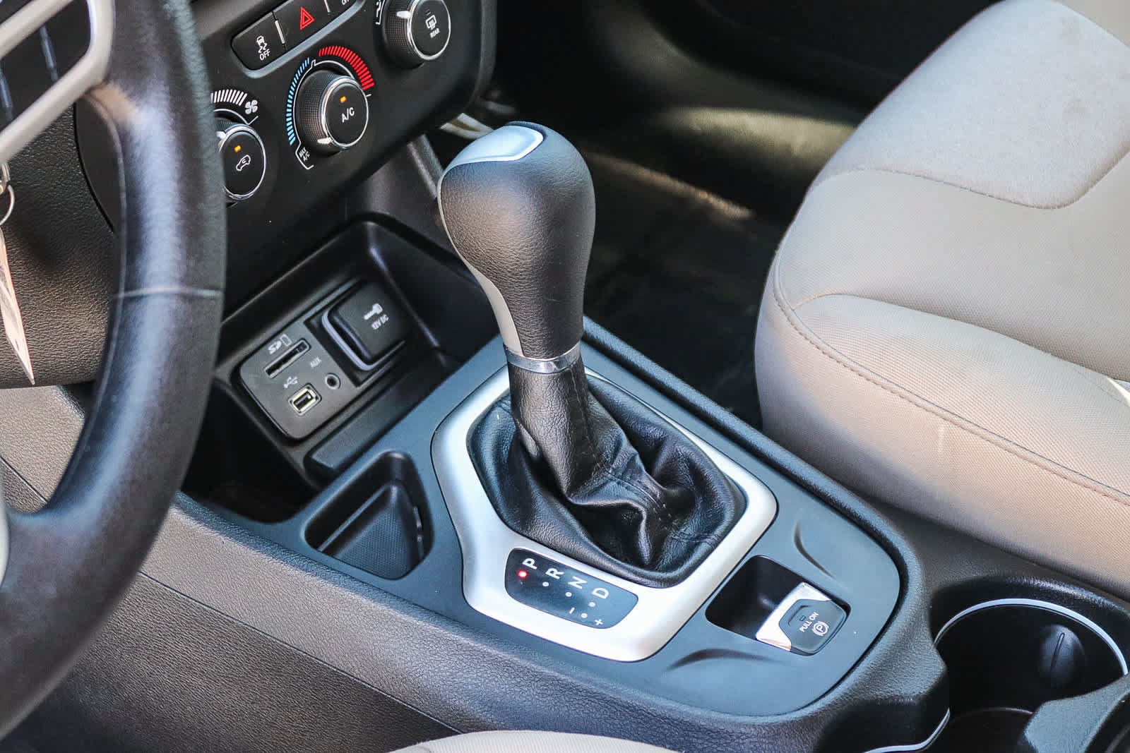 Used 2018 Jeep Cherokee Latitude FWD image 19