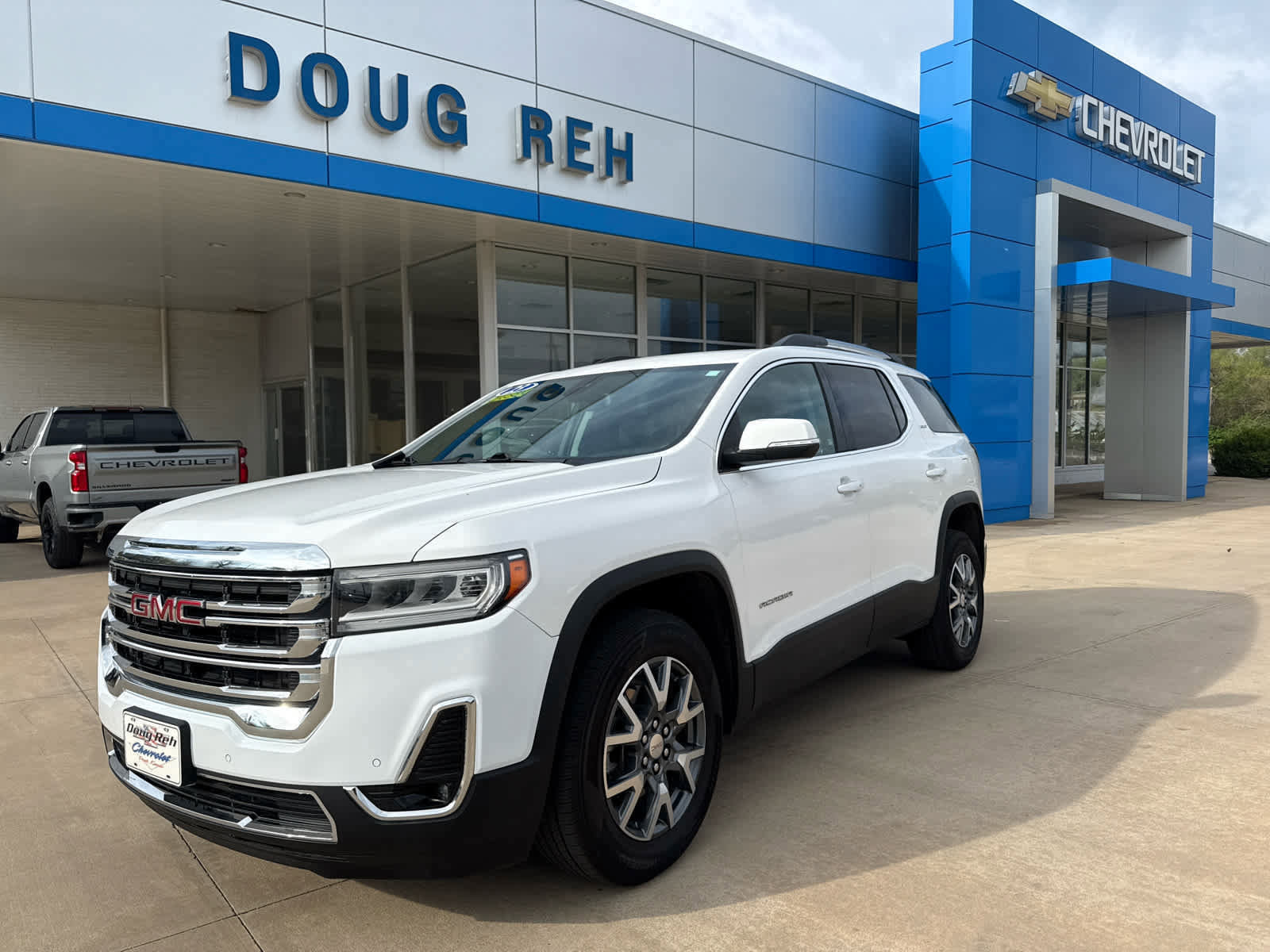 Used 2023 GMC Acadia SLT image 1