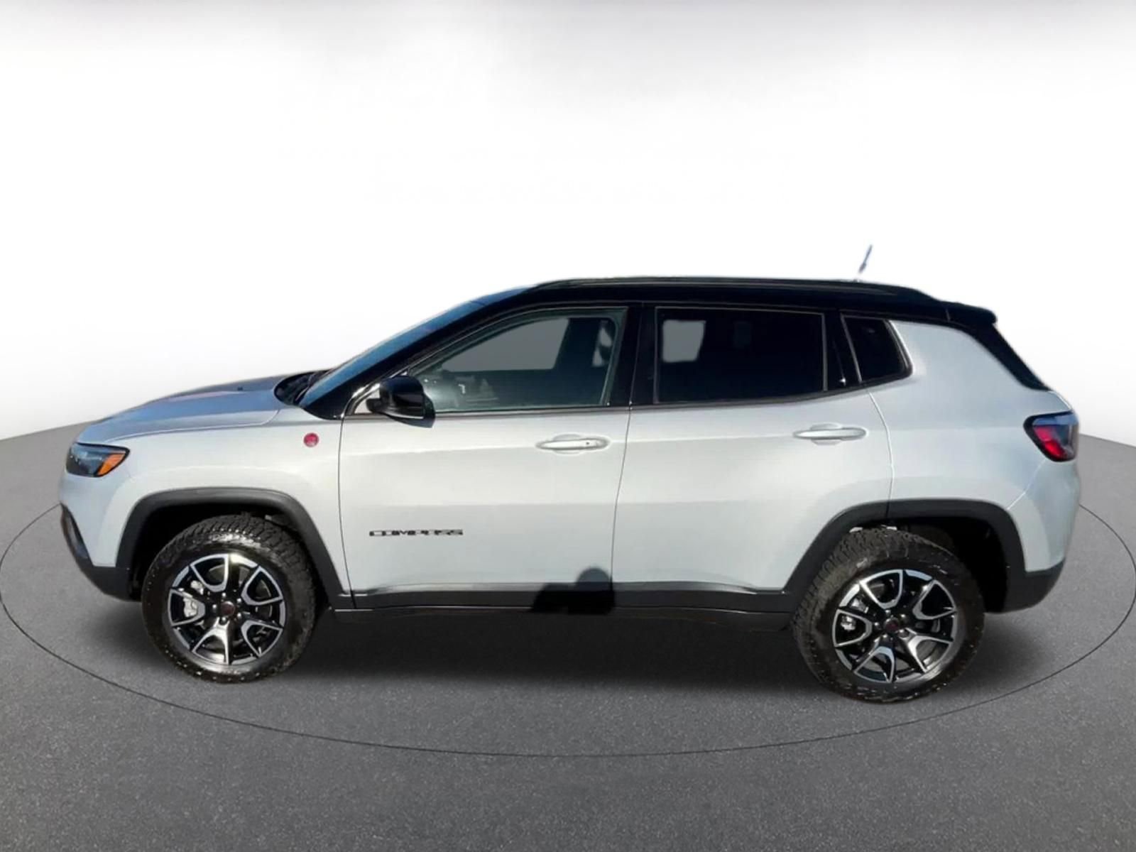 Used 2025 Jeep Compass Trailhawk image 9