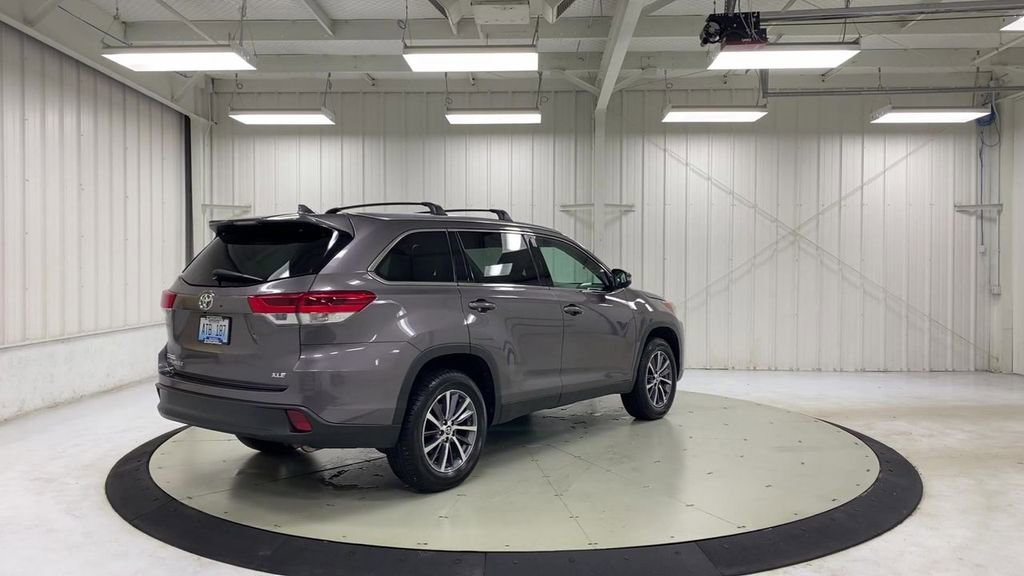 Used 2019 Toyota Highlander XLE FWD image 8