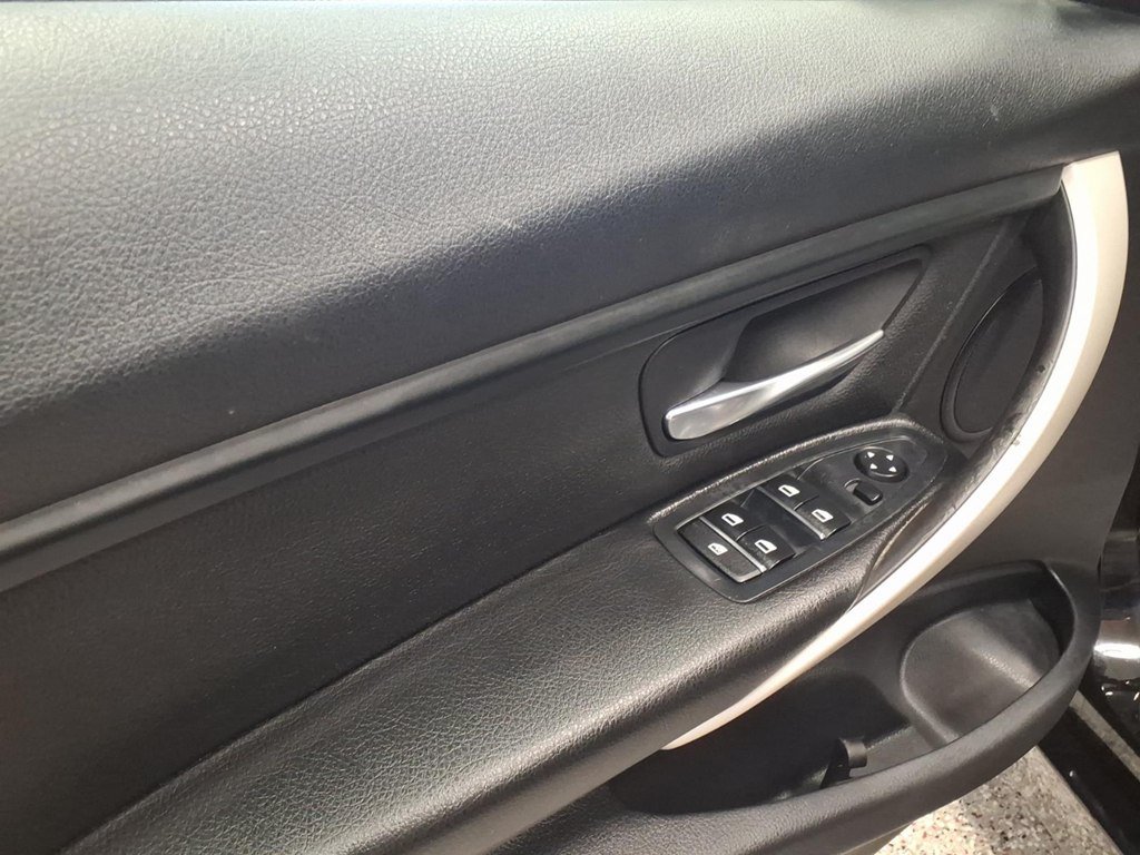 Used 2016 BMW 320i Sedan RWD image 8