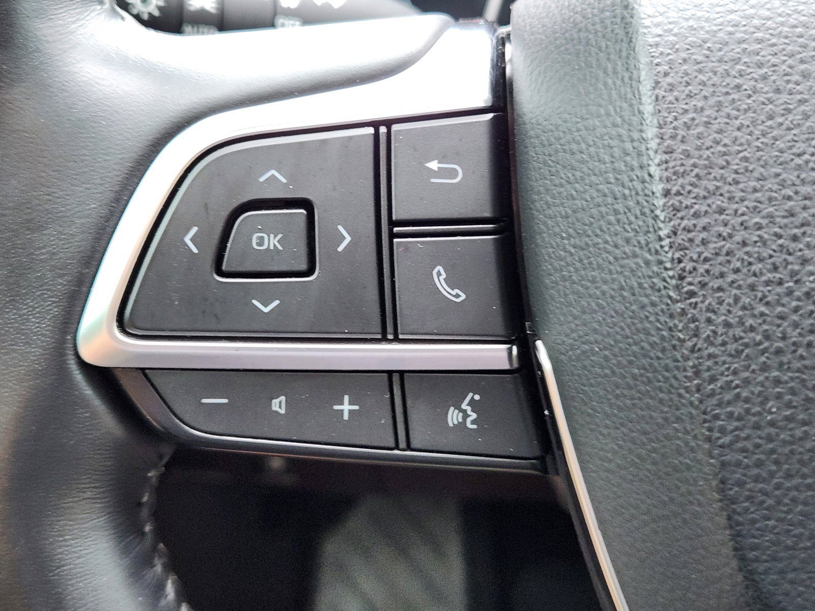 Used 2021 Toyota Highlander XLE FWD image 23