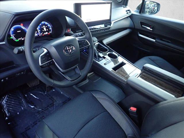 Used 2025 Toyota Sienna Platinum image 12