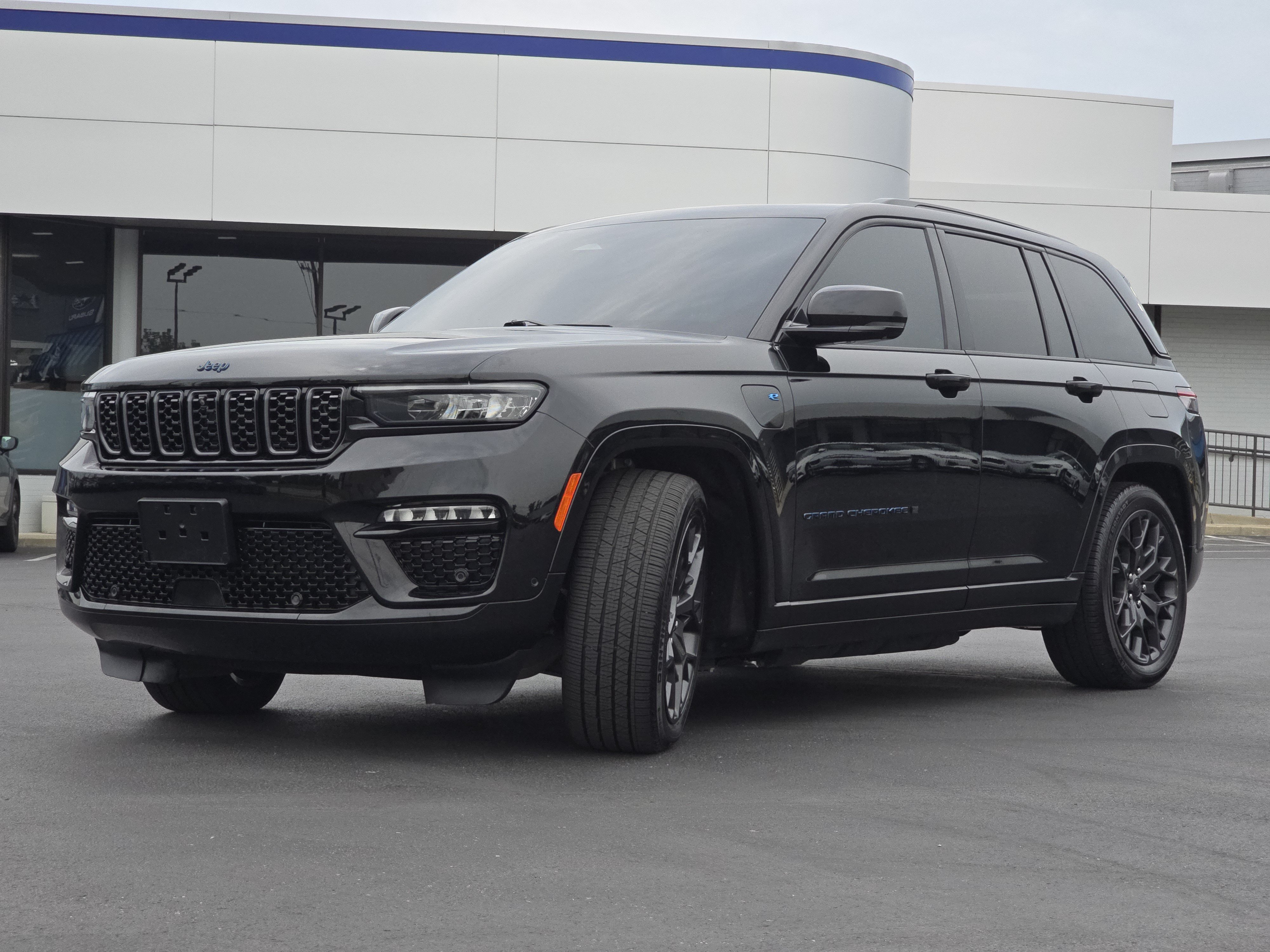 Used 2023 Jeep Grand Cherokee Summit AWD/4WD image 3