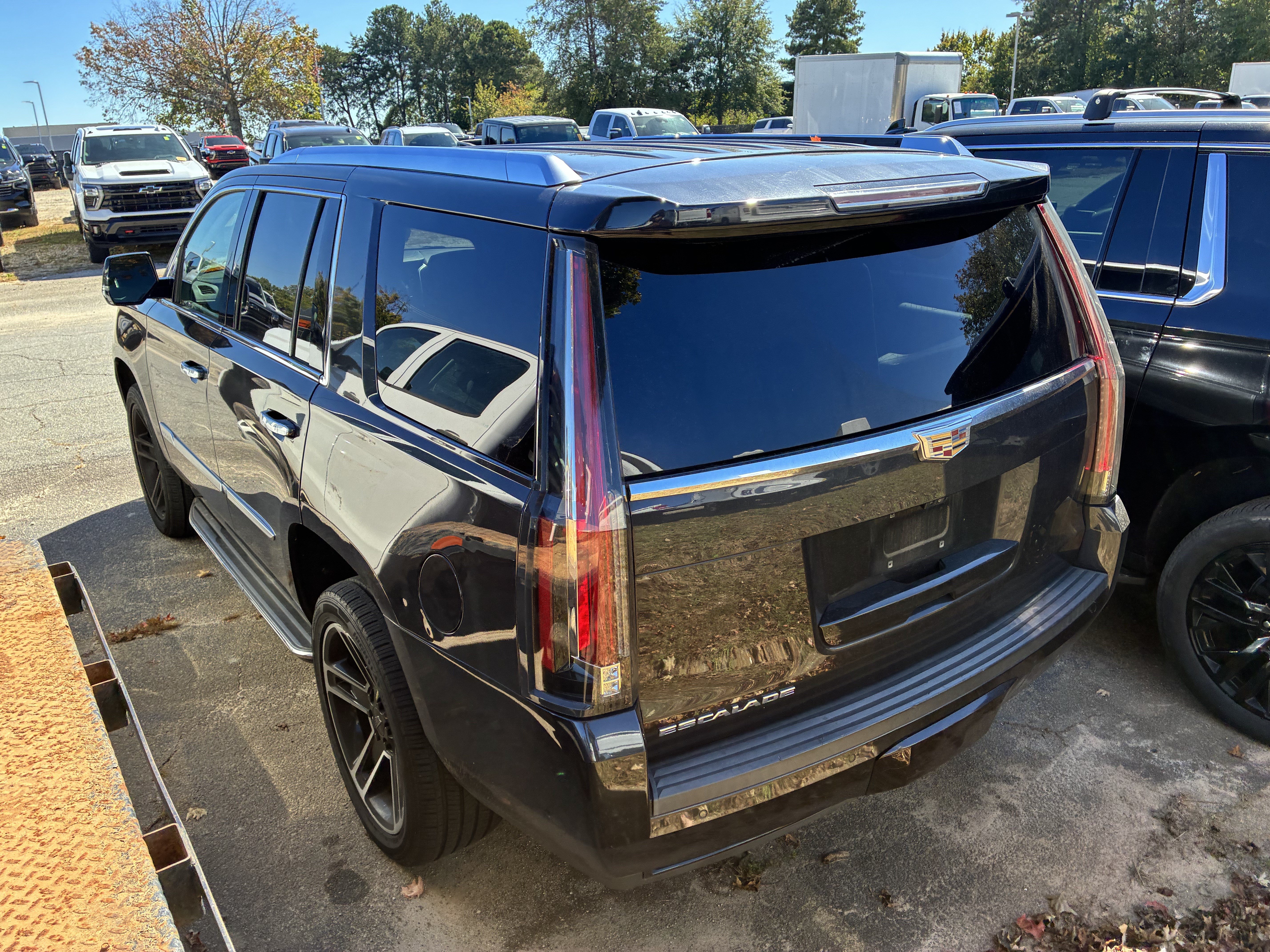 Used 2019 Cadillac Escalade Luxury AWD/4WD image 6