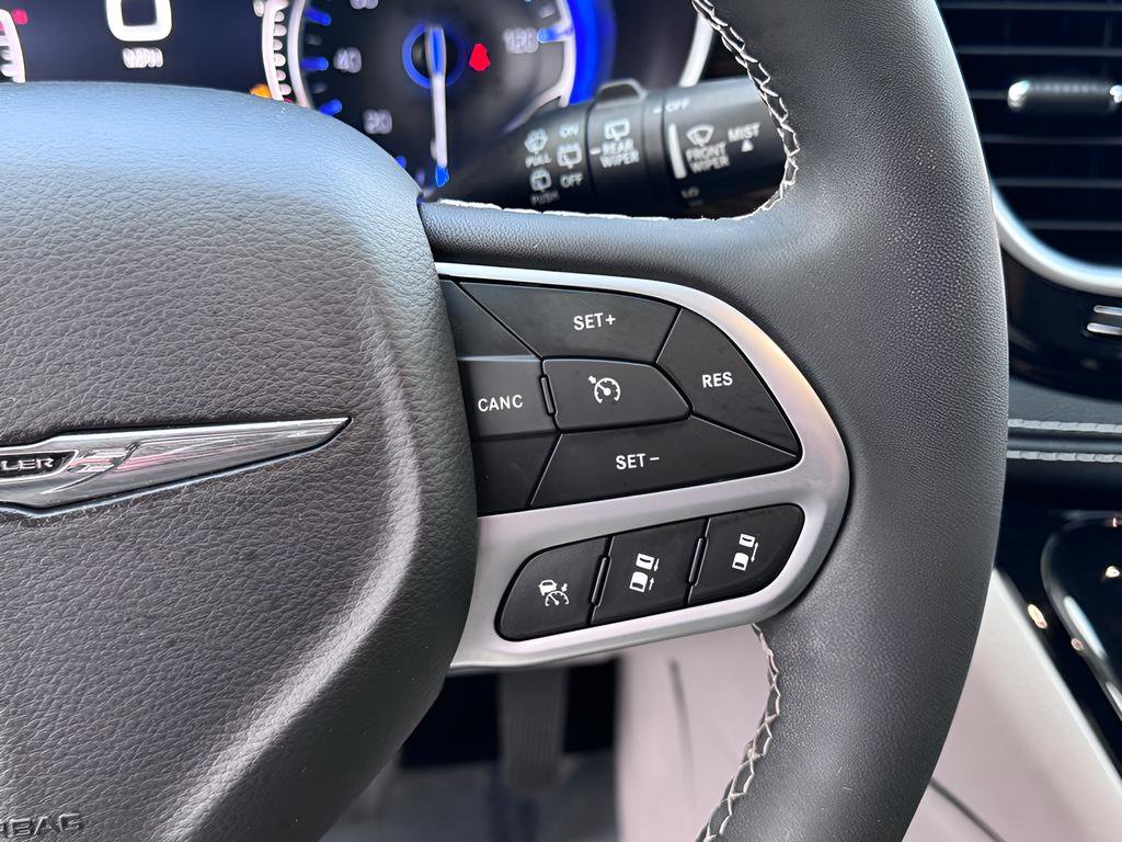 Used 2022 Chrysler Pacifica Limited FWD image 16