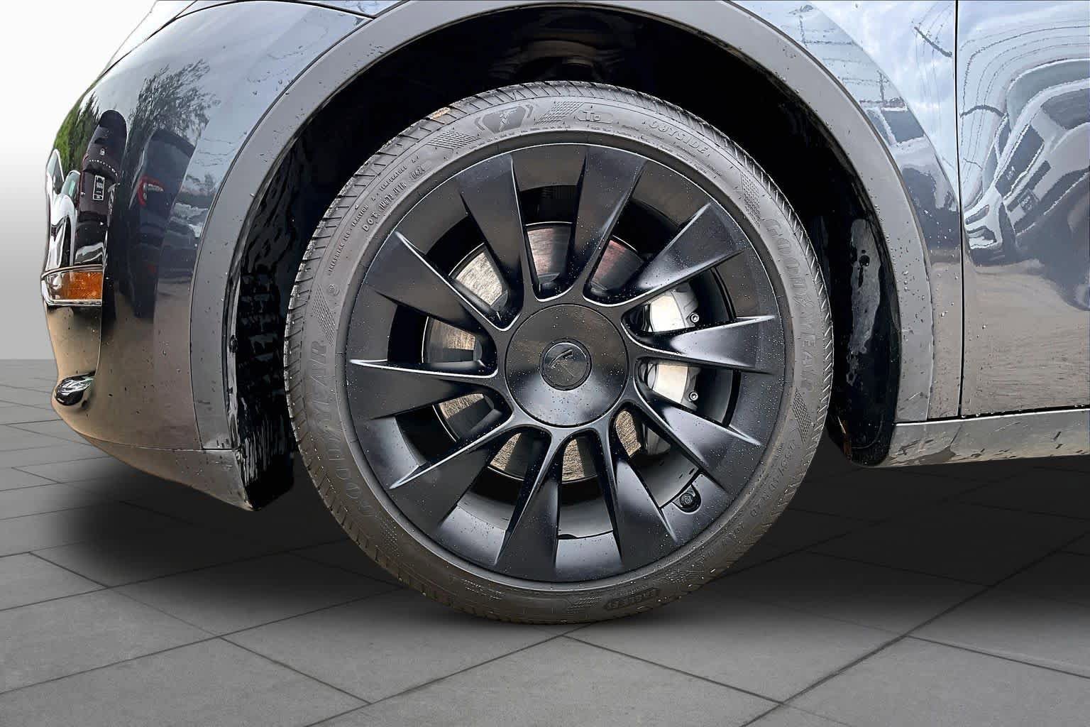 Used 2024 Tesla Model Y Long Range AWD/4WD image 10
