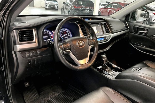 Used 2019 Toyota Highlander XLE image 16