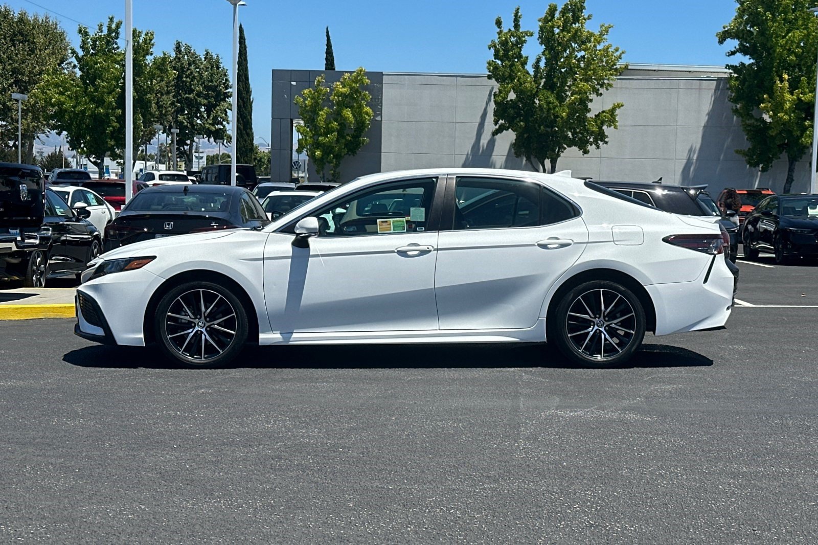 Used 2023 Toyota Camry SE FWD image 2