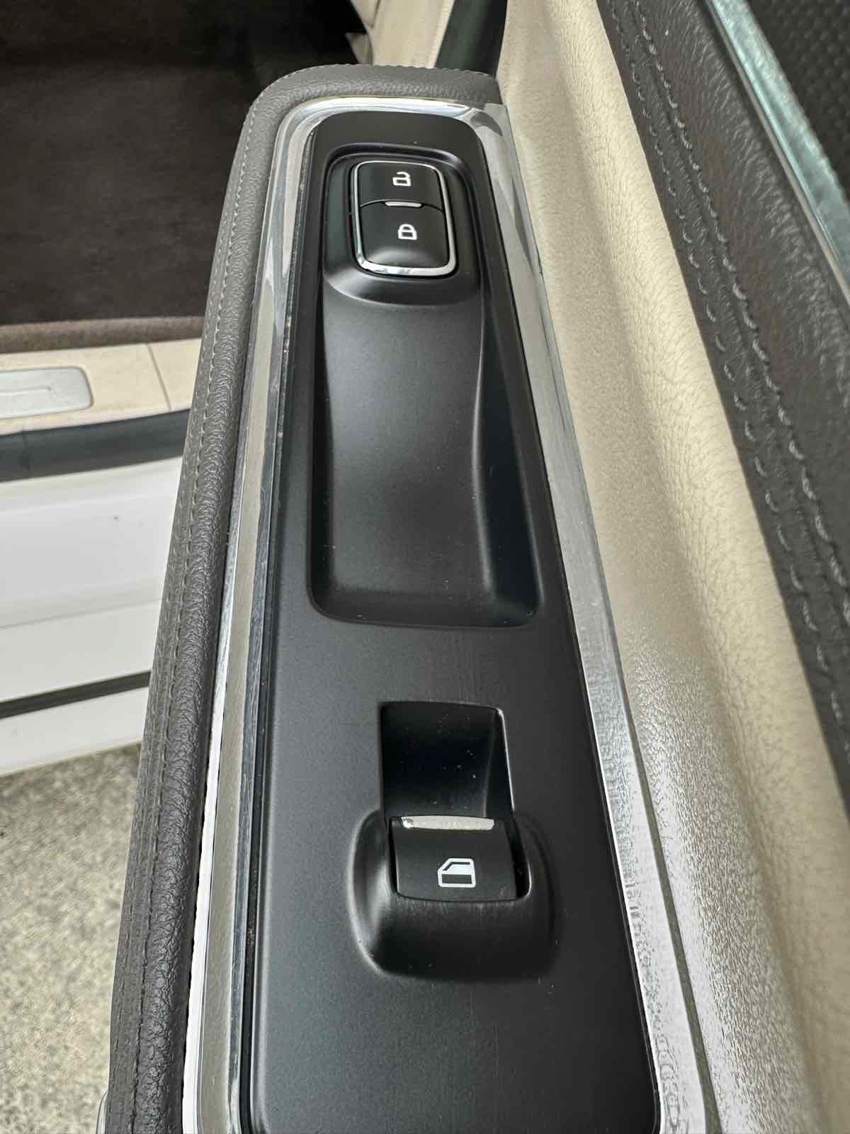 Used 2017 Lincoln Continental Select FWD image 36