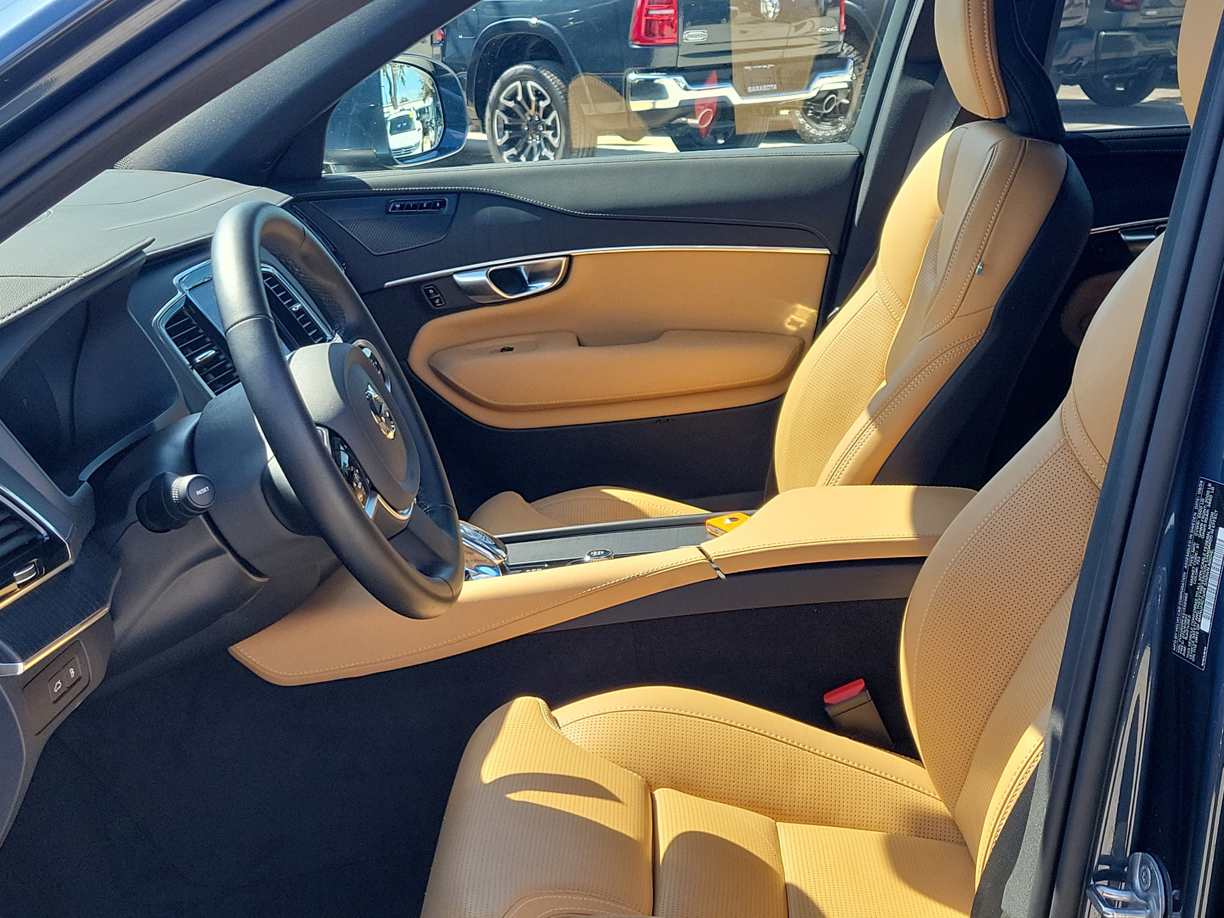 Used 2025 Volvo XC90 T8 Ultra w/ Protection Package Premier image 25