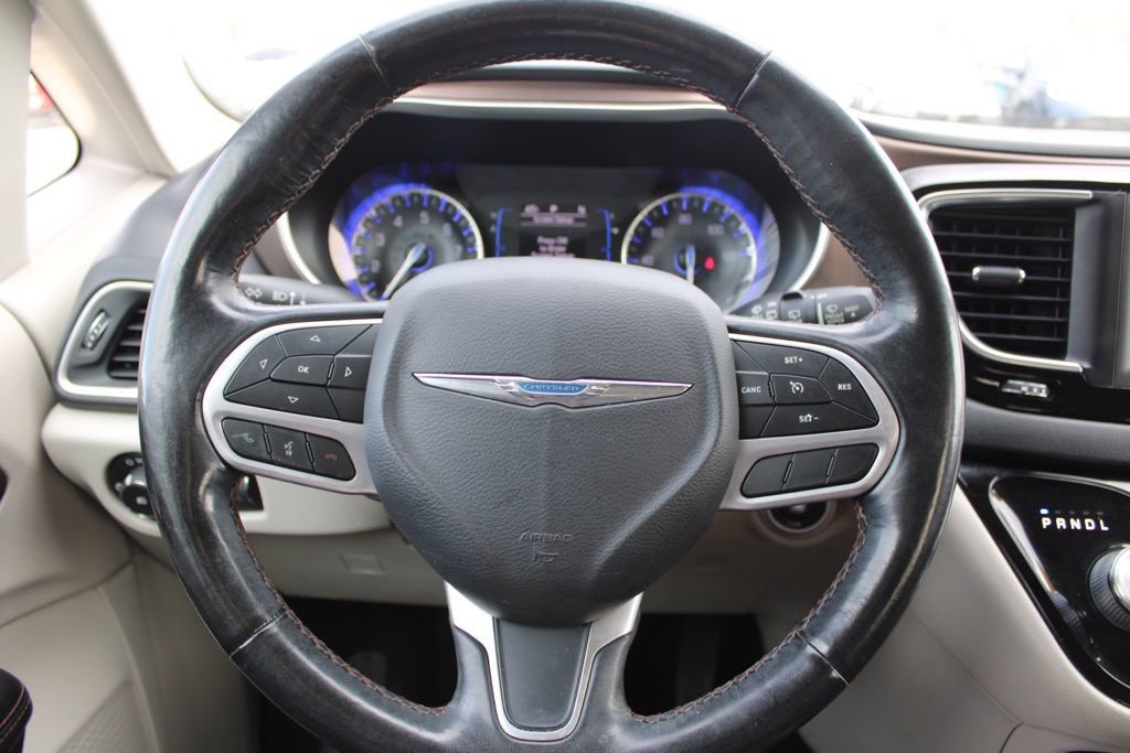 Used 2019 Chrysler Pacifica Touring-L image 32