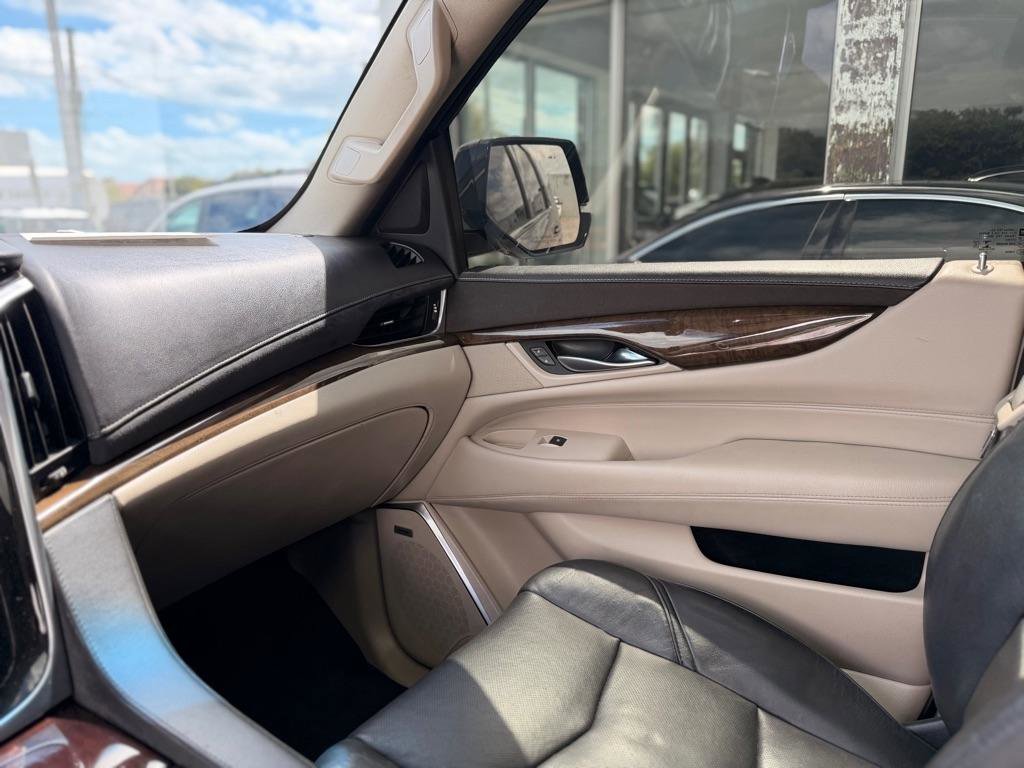 Used 2018 Cadillac Escalade ESV Luxury RWD image 19