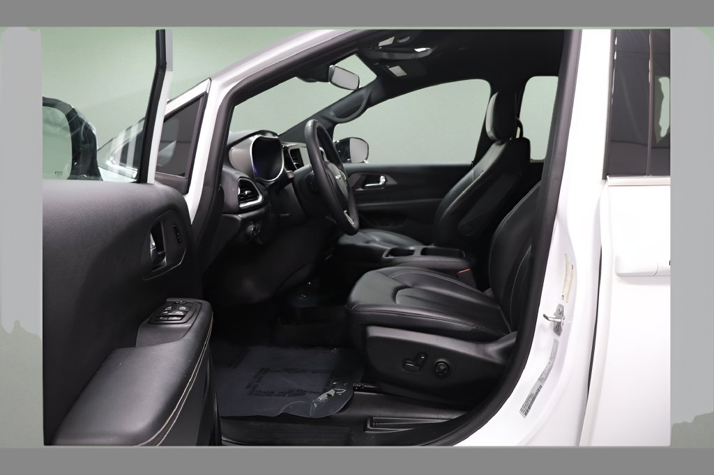 Certified 2025 Chrysler Pacifica Select FWD image 26
