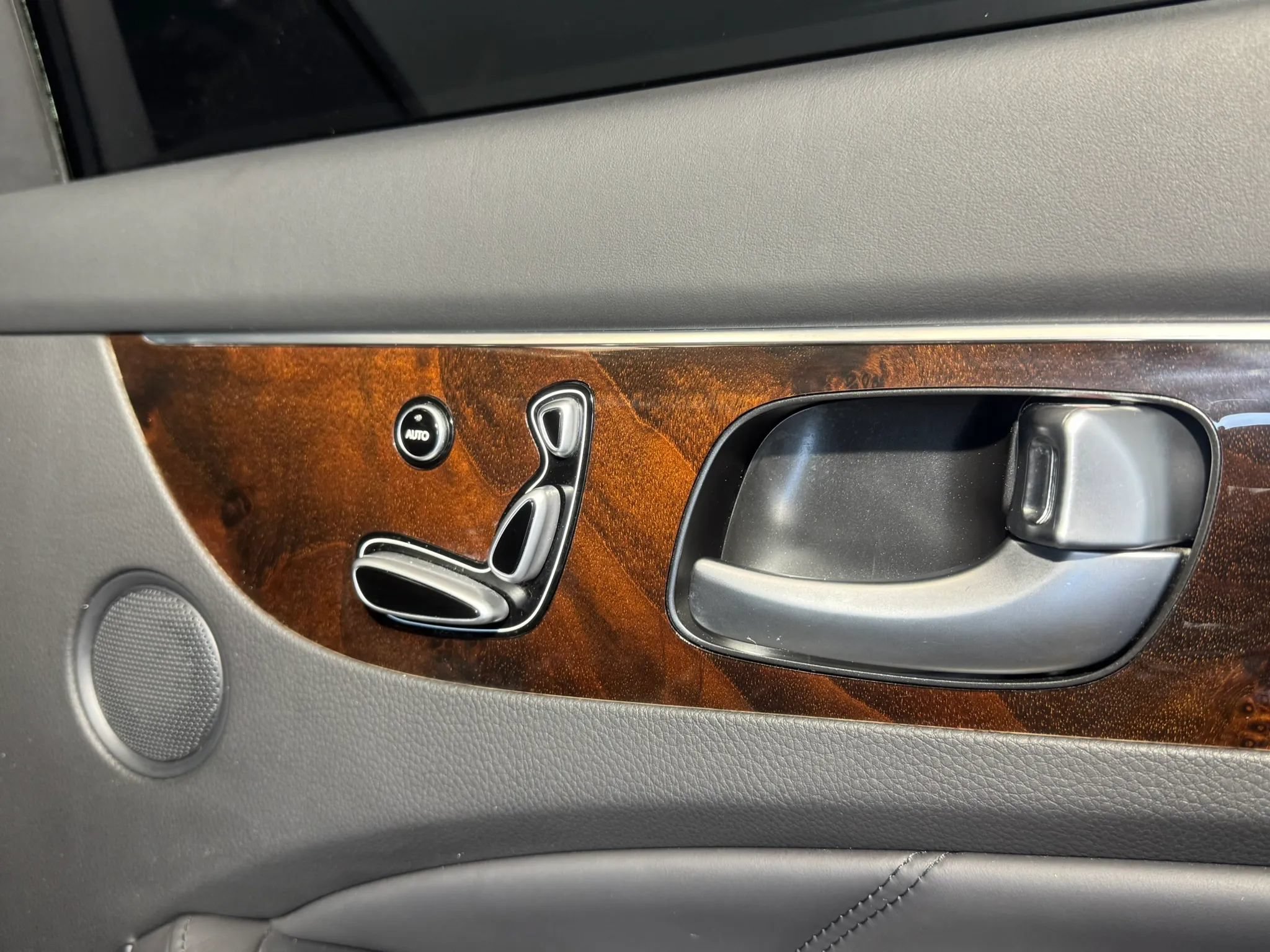 Used 2012 Hyundai Equus Signature RWD image 34