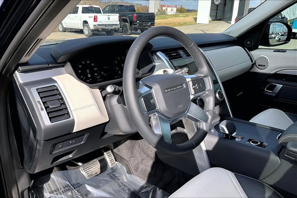 Used 2025 Land Rover Discovery Dynamic SE AWD/4WD image 20