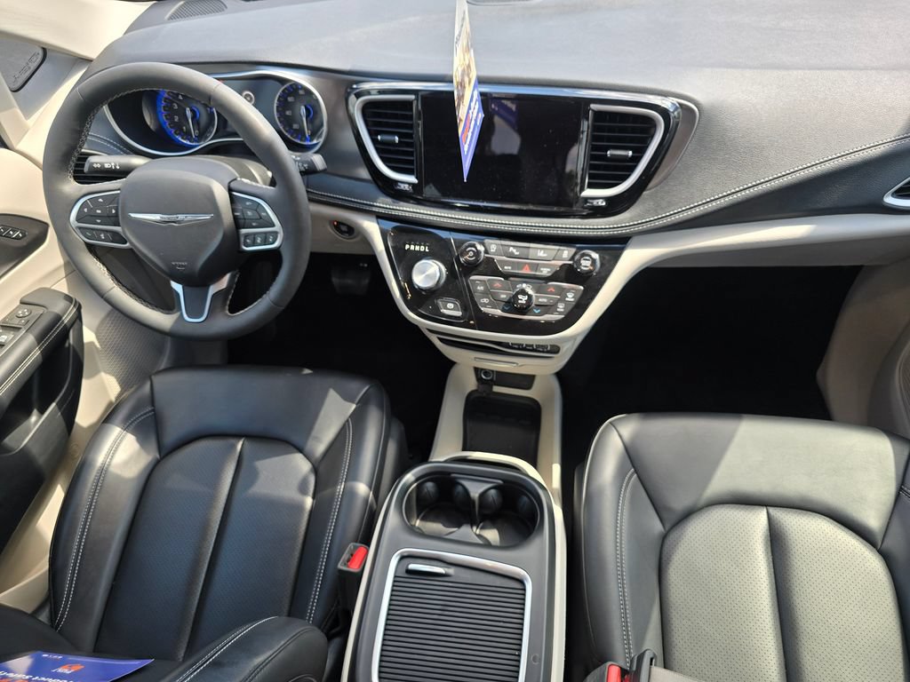 Used 2023 Chrysler Pacifica Touring-L FWD image 17