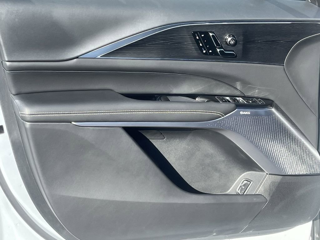 Used 2026 Cadillac Lyriq Premium Luxury image 14