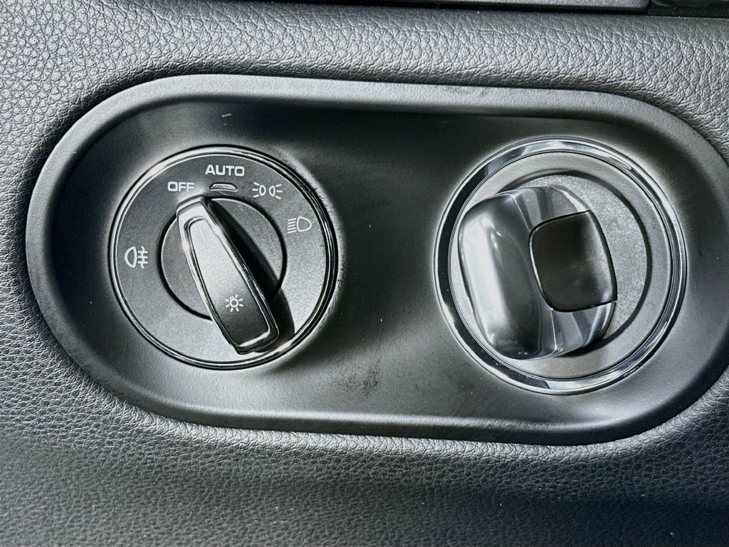 Certified 2023 Porsche Macan AWD/4WD image 11