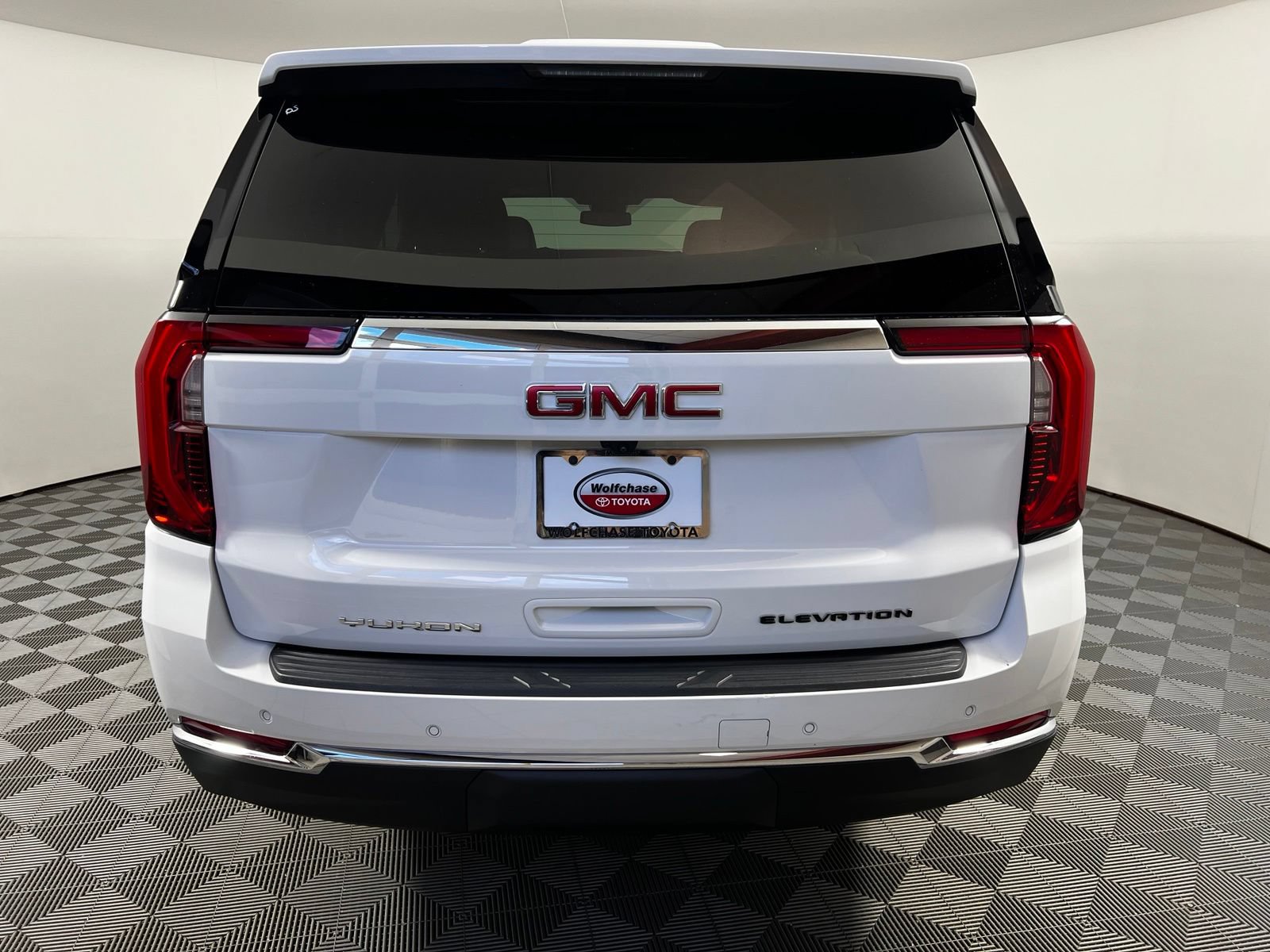 Used 2025 GMC Yukon Elevation AWD/4WD image 6