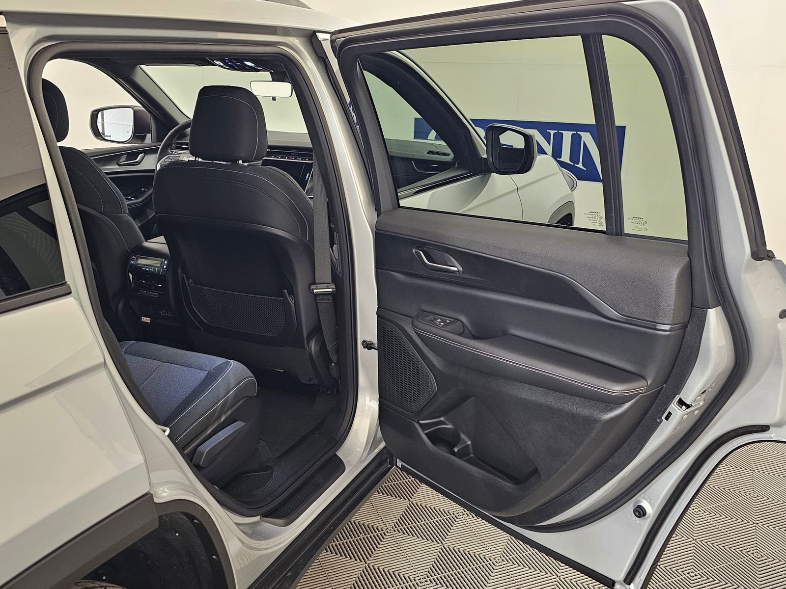 New 2025 Jeep Grand Cherokee L Altitude image 33